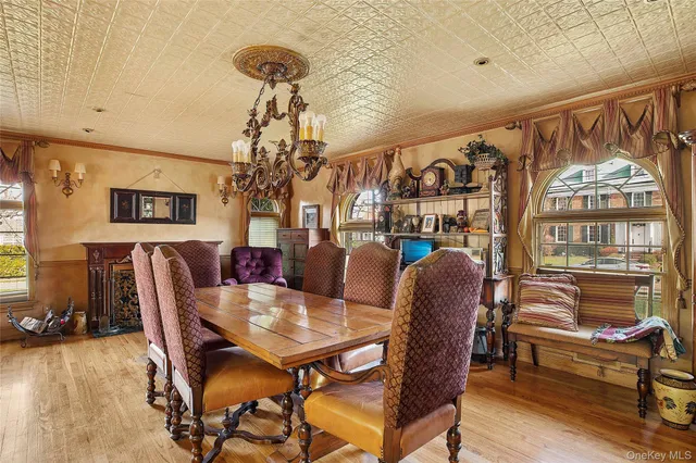 $2,080,000 | 104 Grosvenor Street | Douglaston