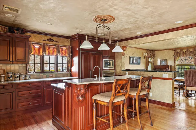 $2,080,000 | 104 Grosvenor Street | Douglaston