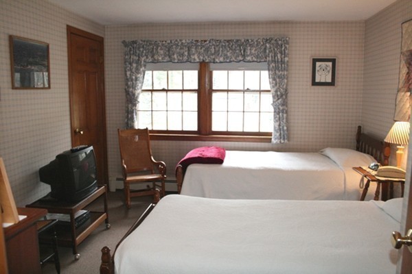 44 Phillips Road Lynnfield, MA 01940 - Photo 8 of 13 Gallery Image 8