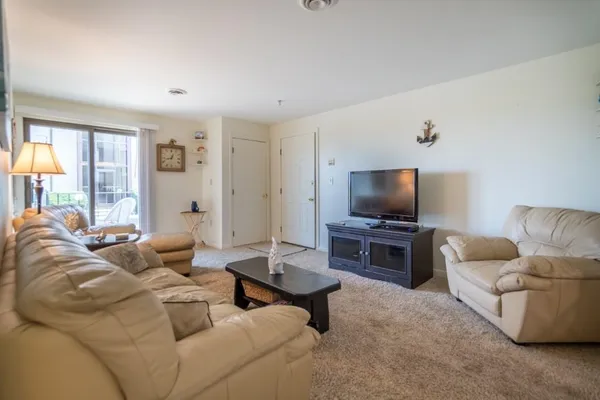 $2,300 | 461 Ocean Boulevard, Unit 6A, Hampton, NH 03842