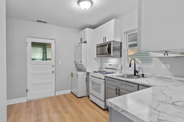 $2,400 | 4814 North Kentucky Avenue, Unit 2, Chicago, IL 60630