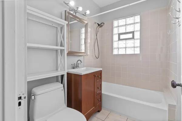 $2,400 | 4814 North Kentucky Avenue, Unit 2, Chicago, IL 60630