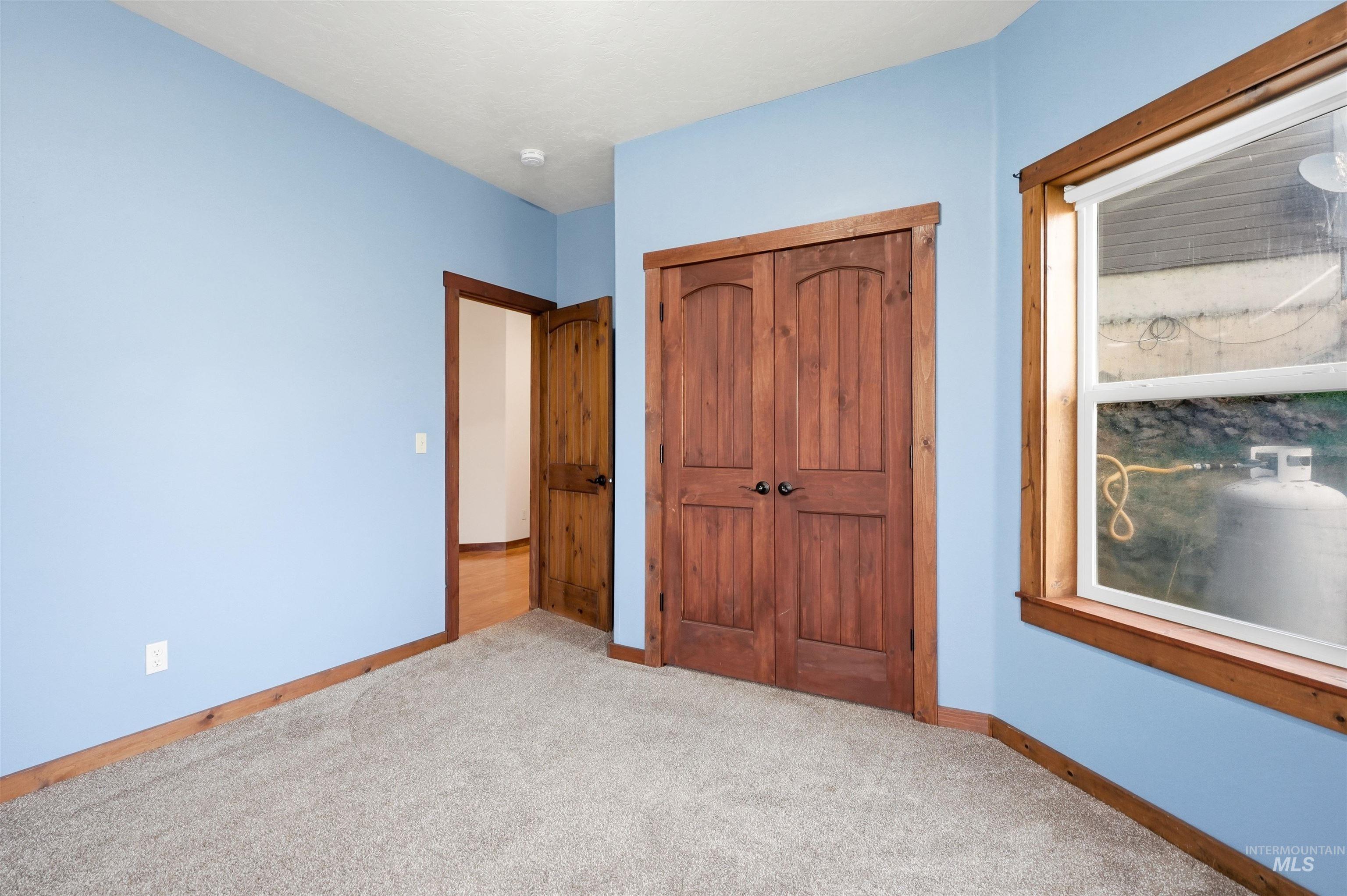 3645 Butte Road Emmett, ID 83617 - Photo 25 of 39 Light blue walls with wood-finish trim