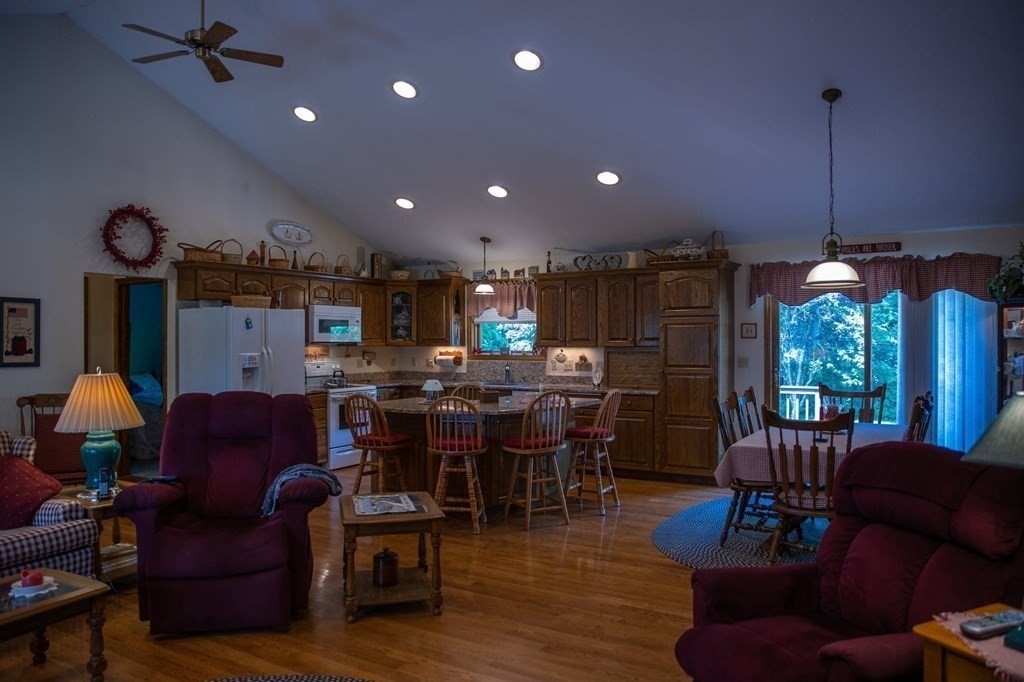 374 Thompson Road Webster, MA 01570 - Photo 21 of 39
