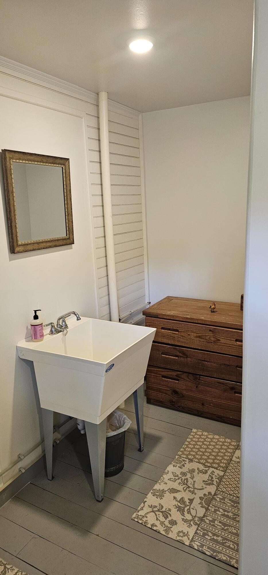 13 Back Meadow Road Nobleboro, ME 04555 - Photo 30 of 32 Upstairs bathroom