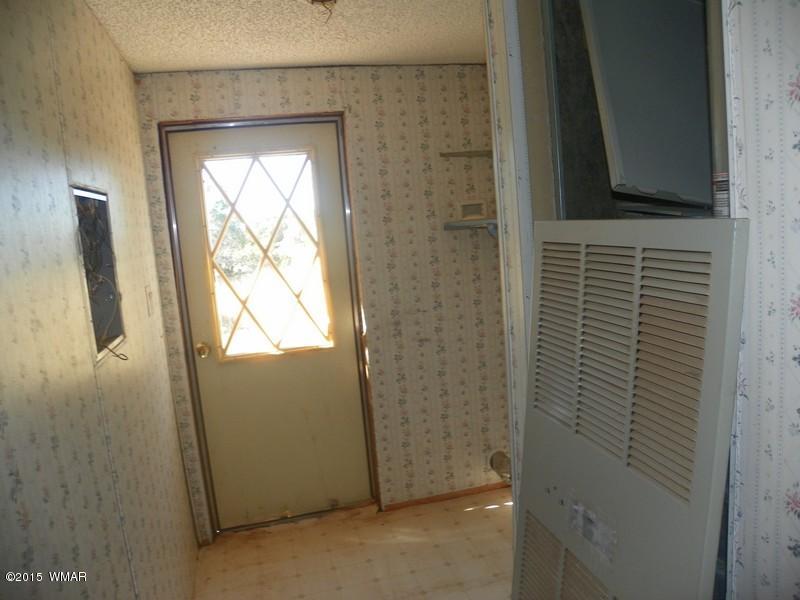 4452 East Pinto Road Snowflake, AZ 85937 - Photo 8 of 21 a bathroom with a window