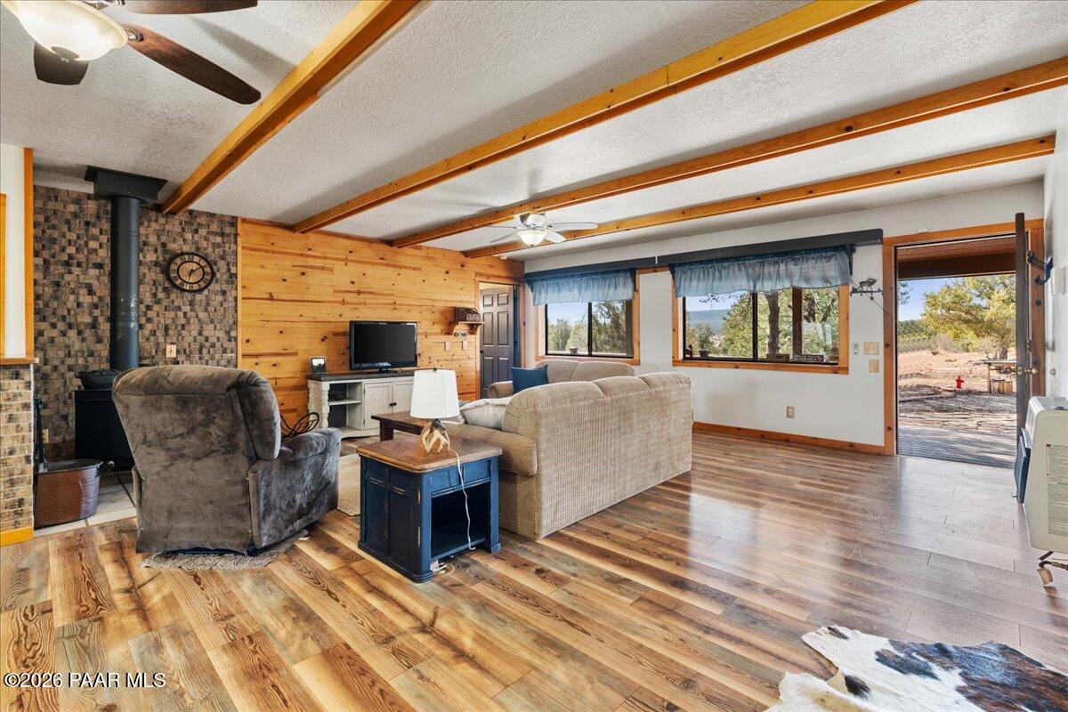 33694 Gallina Road Seligman, AZ 86337 - Photo 11 of 35 06-Living Room