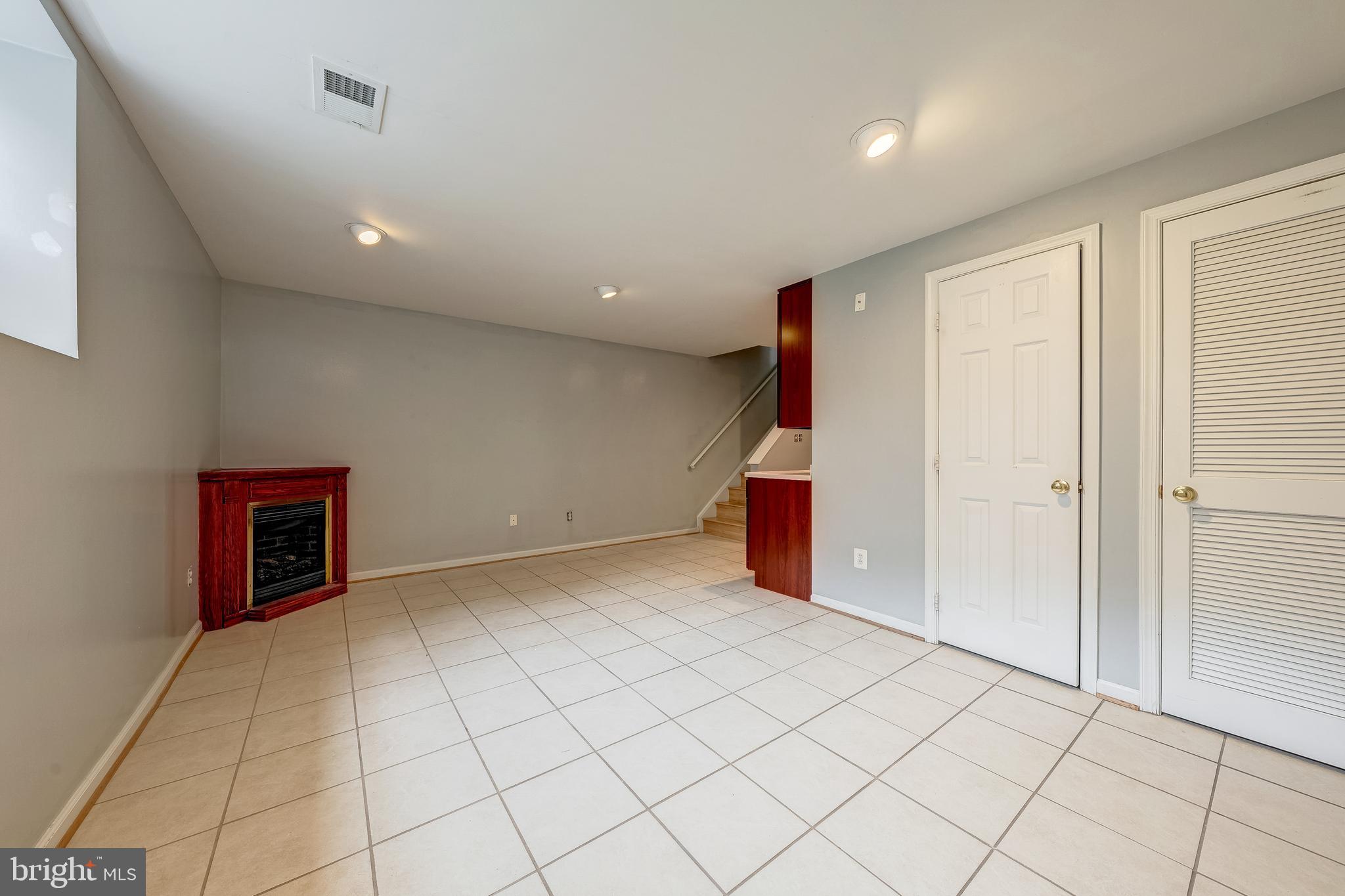 11444 Heritage Commons Way Reston, VA 20194 - Photo 29 of 35 a view of an empty room with a window