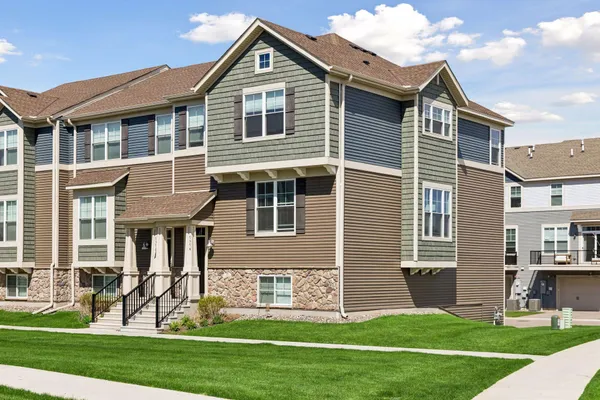 $400,000 | 7574 38th Street North, Oakdale, MN 55128