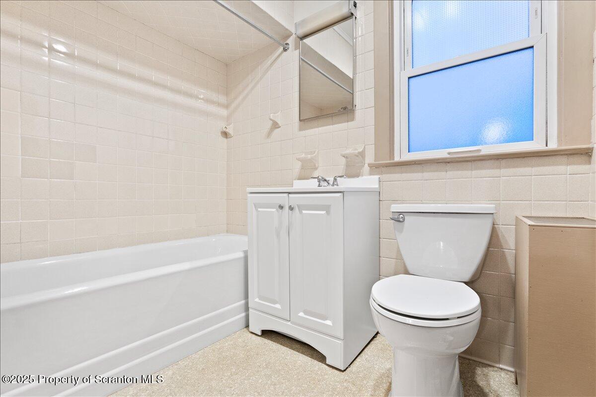 1446 Thackery Street Scranton, PA 18504 - Photo 5 of 25 a bathroom with a toilet a sink and bathtub
