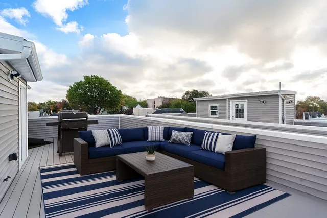 a view of sitting area with furniture