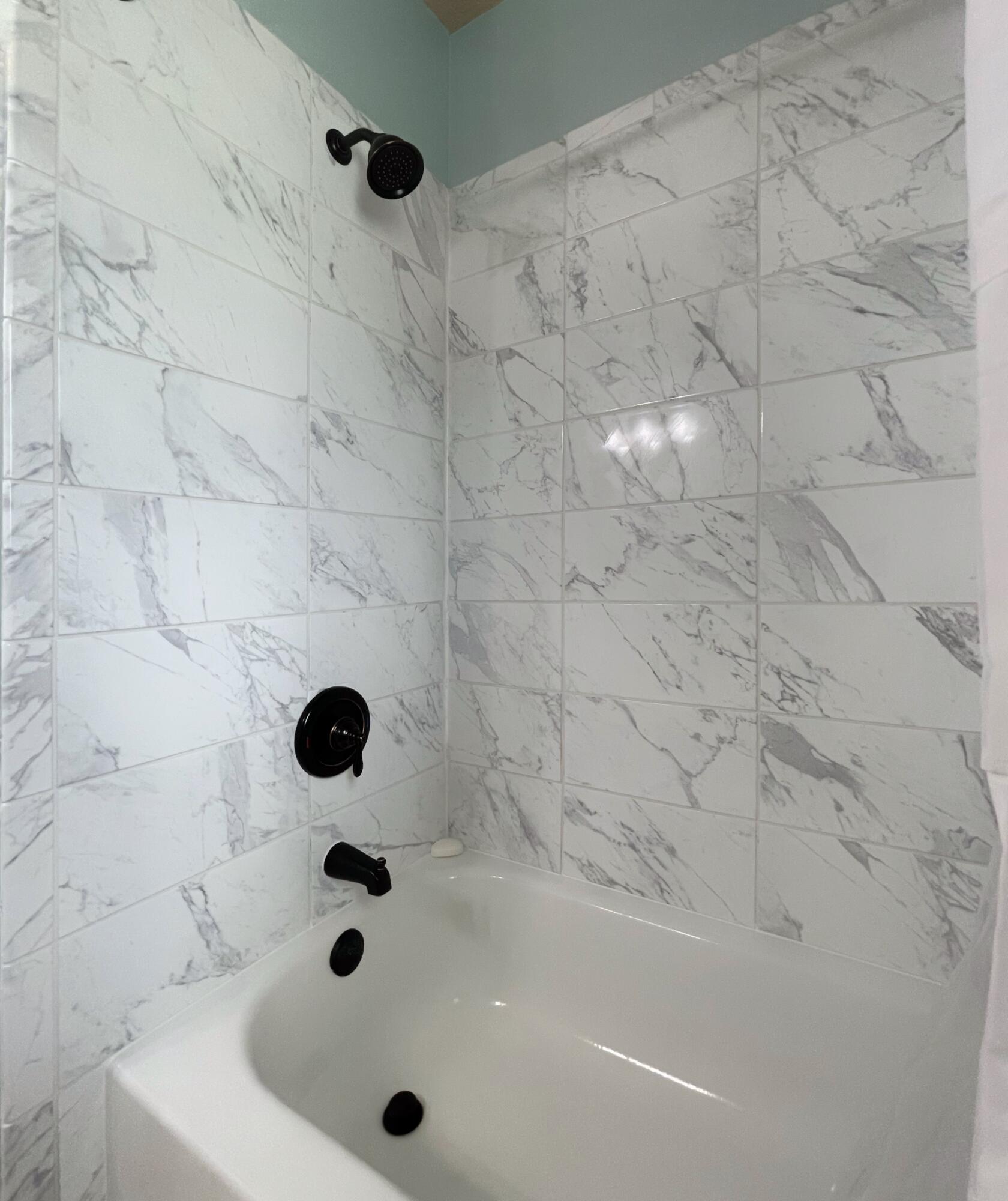 822 Beauregard Road Summerville, SC 29486 - Photo 12 of 18 Bathroom 2 tub and shower