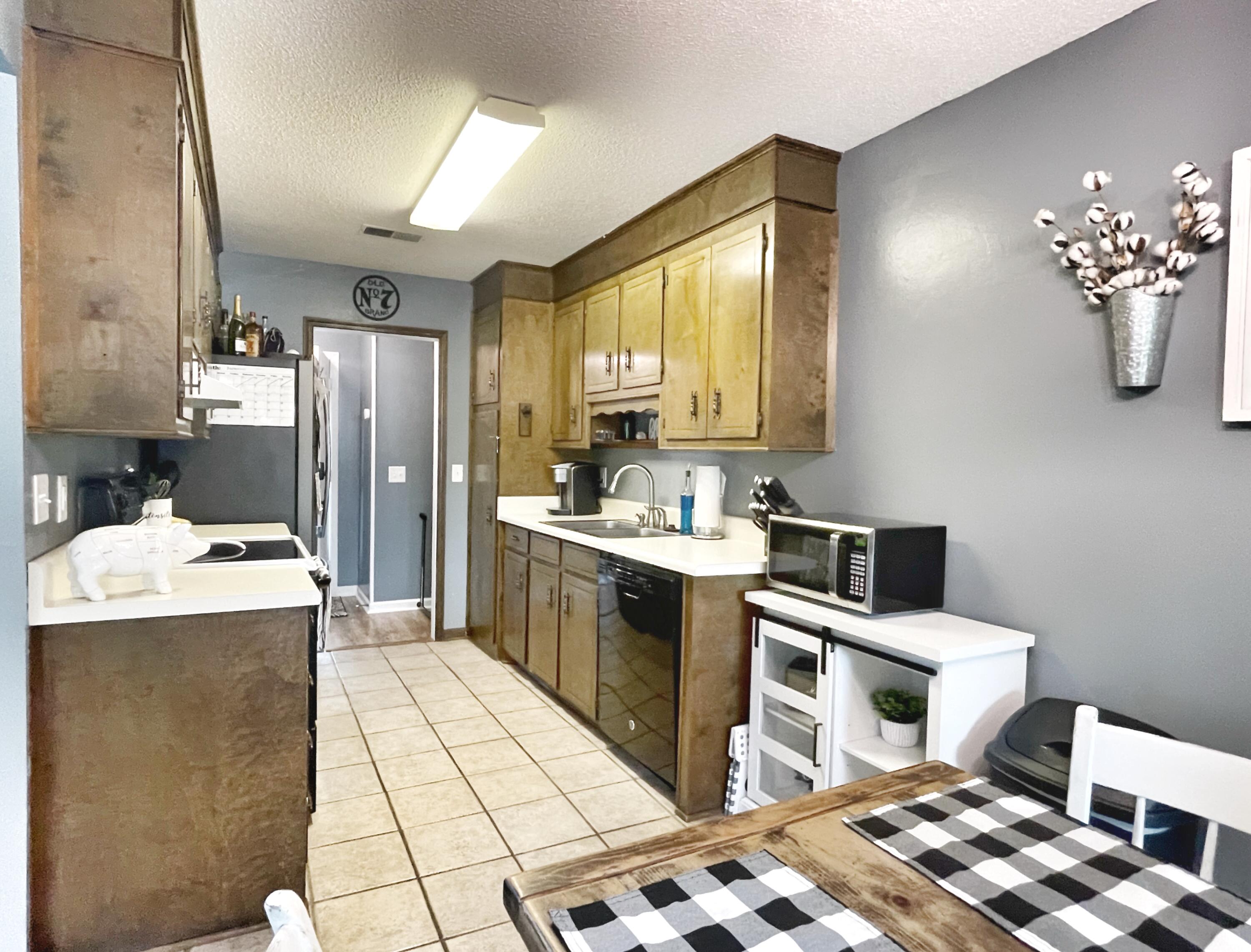 822 Beauregard Road Summerville, SC 29486 - Photo 6 of 18 Kitchen