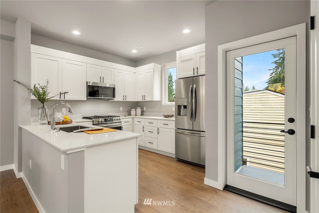 18028 10th Avenue Northeast, Unit C Shoreline, WA 98155 - Photo 4 of 20