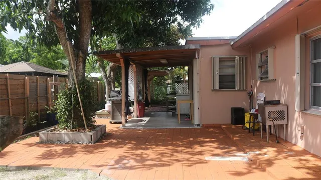 a view of a house with backyard and sitting area