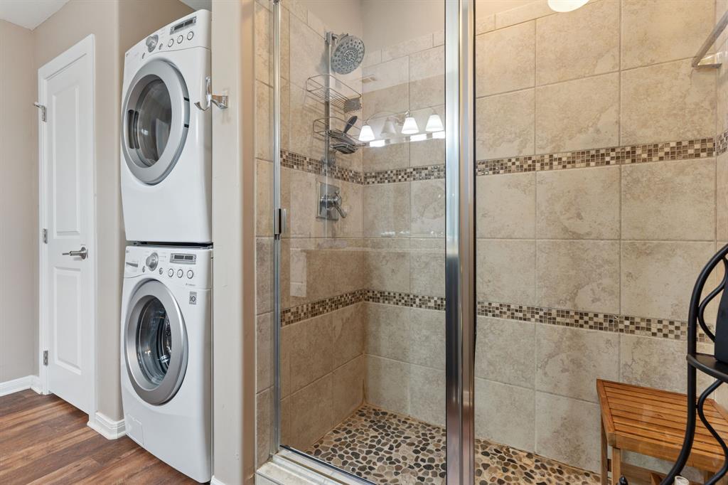 150 Spanish Trail Pottsboro, TX 75076 - Photo 17 of 36 a bathroom with a shower a mirror and a shower