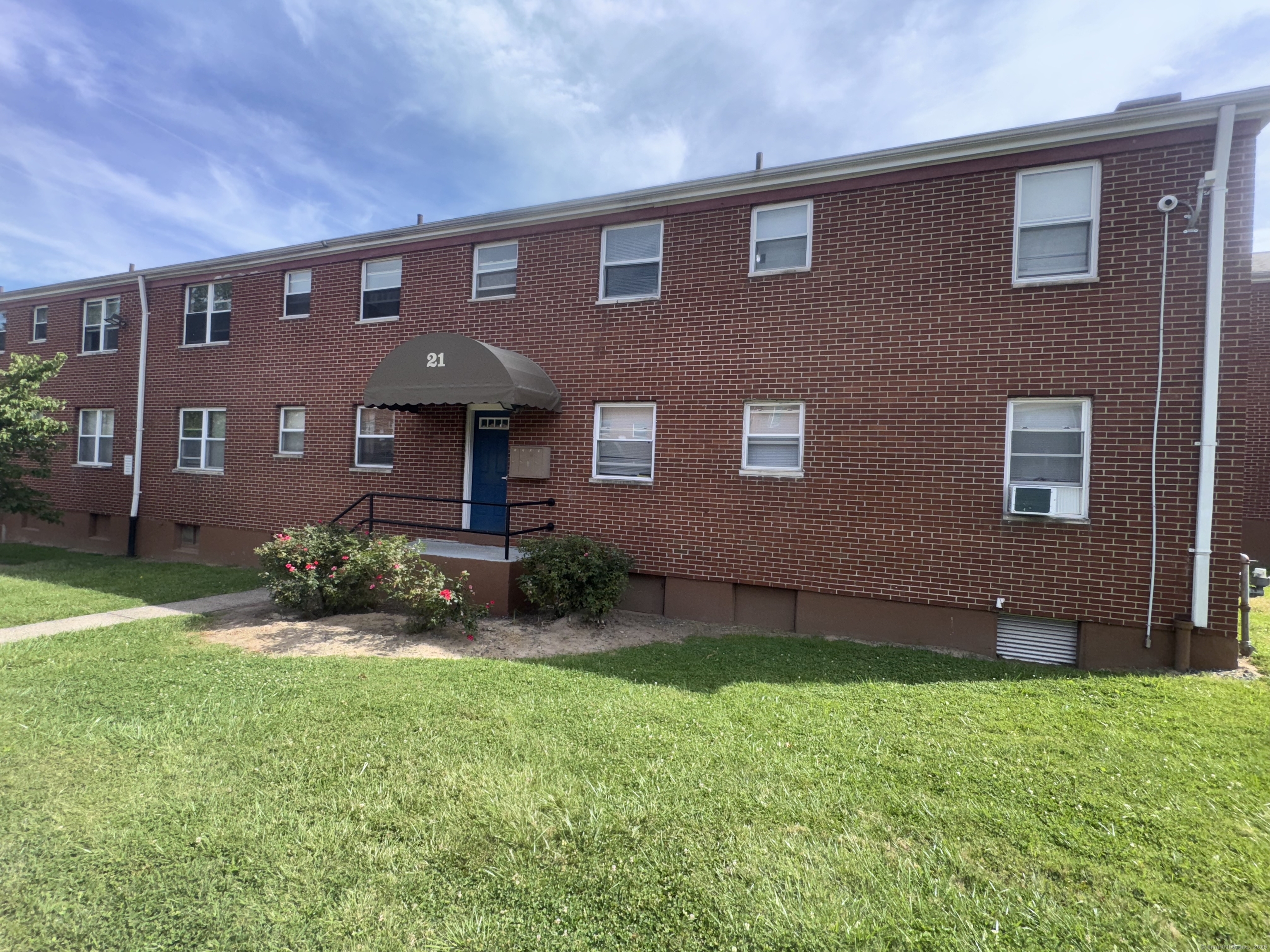 768 New Britain Avenue, Unit 2 Hartford, CT 06106 - Photo 5 of 17 a front view of a house with garden