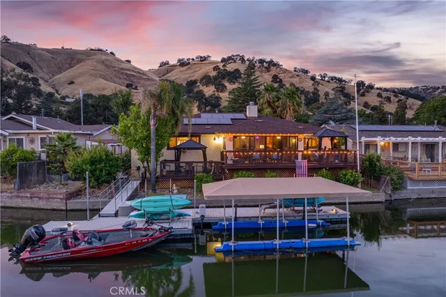 a view of a chairs and table in backyard