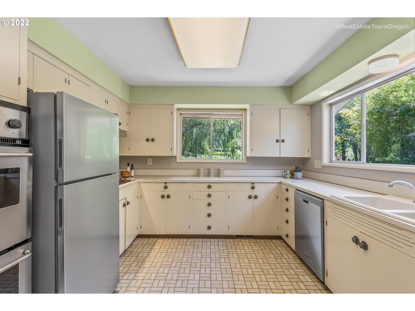 6960 Southwest Raleighwood Lane Portland, OR 97225 - Photo 13 of 32 Gallery Image 13