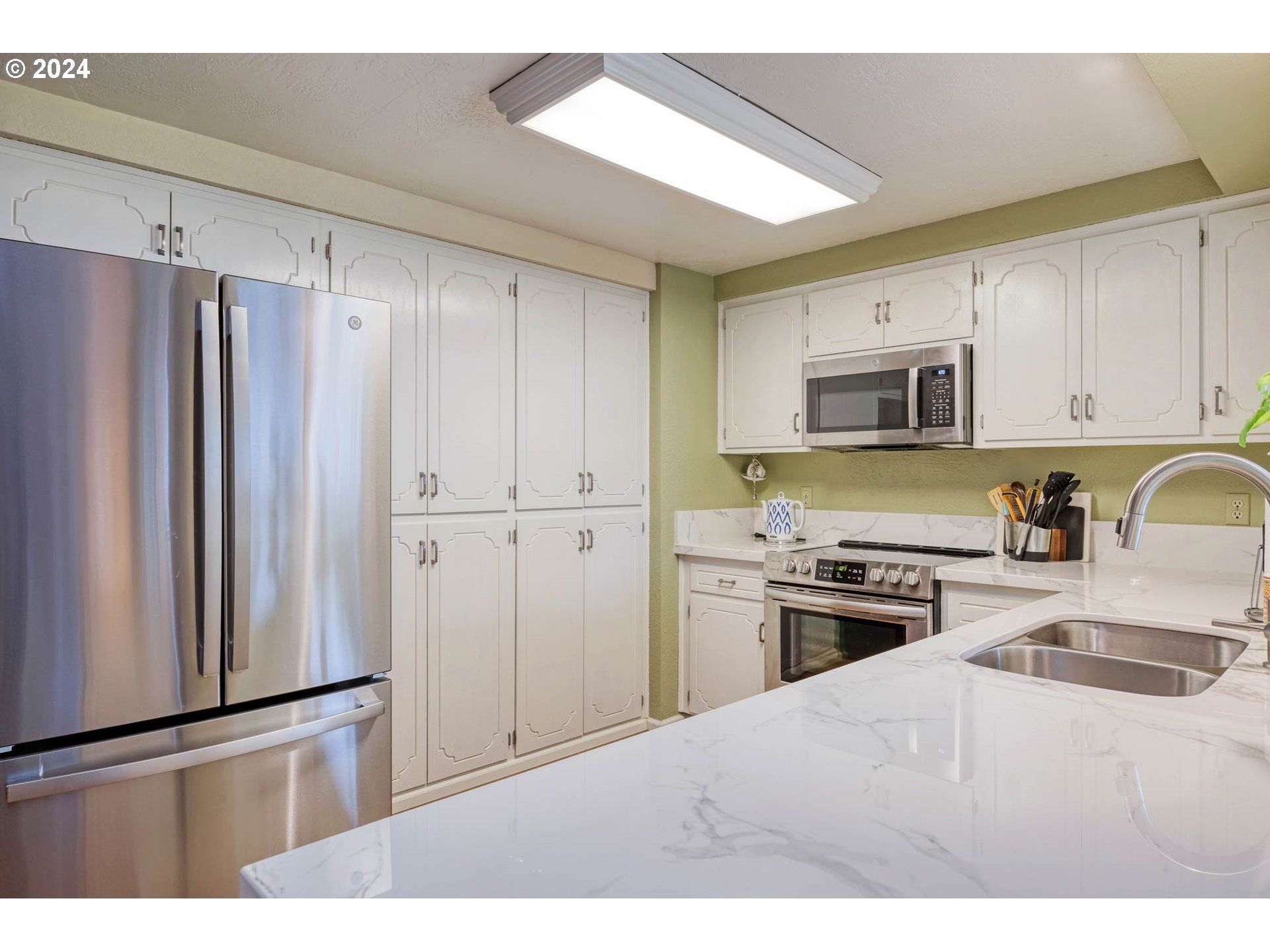 3672 Harlow Road Eugene, OR 97401 - Photo 11 of 36 a kitchen with granite countertop a refrigerator stove and sink