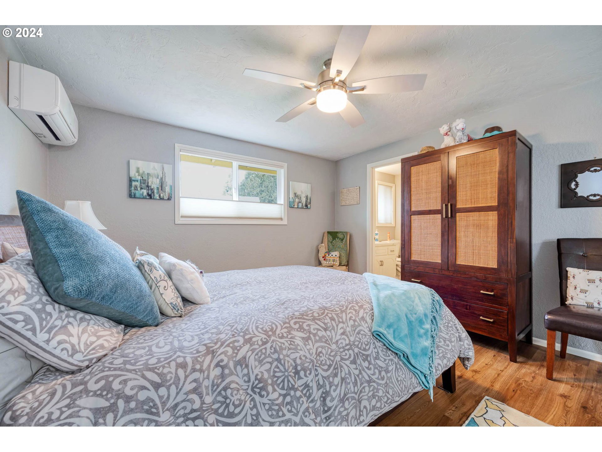 3672 Harlow Road Eugene, OR 97401 - Photo 33 of 36 a bedroom with a large bed and a window