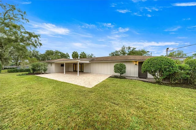 a view of a house with a yard