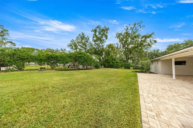 a view of a yard with a house