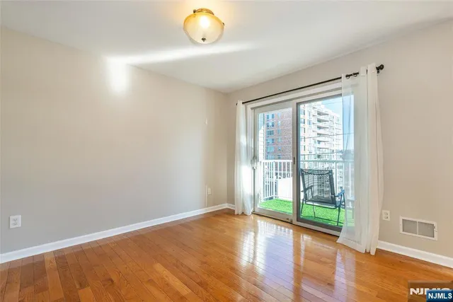 $4,200 | 19 Legend Hills Drive, Unit 19, Edgewater, NJ 07010