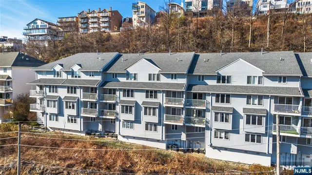 $4,200 | 19 Legend Hills Drive, Unit 19, Edgewater, NJ 07010