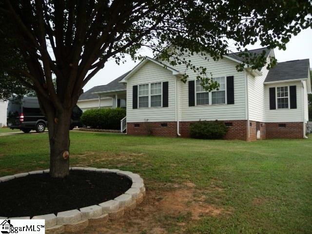 241 Gibbs Road Wellford, SC 29385 - Photo 2 of 16
