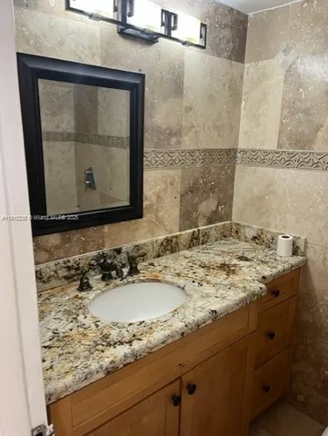 $2,800 | 7441 Wayne Avenue, Unit 2D, Miami Beach, FL 33141