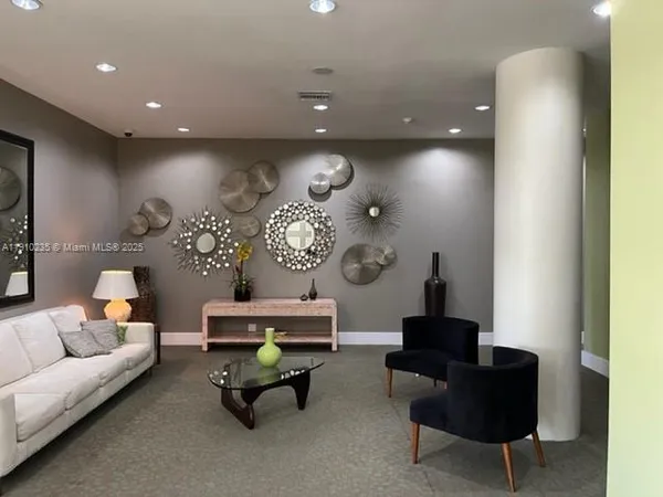 $2,800 | 7441 Wayne Avenue, Unit 2D, Miami Beach, FL 33141