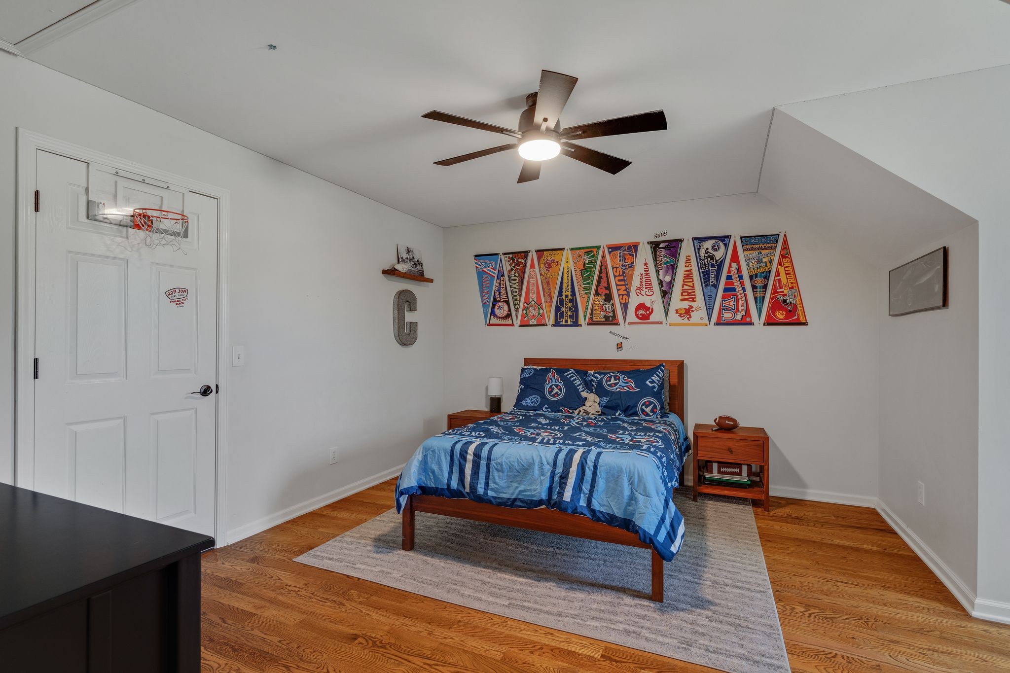 1055 Franklin Road Gallatin, TN 37066 - Photo 40 of 60 a living room with furniture and a book shelf