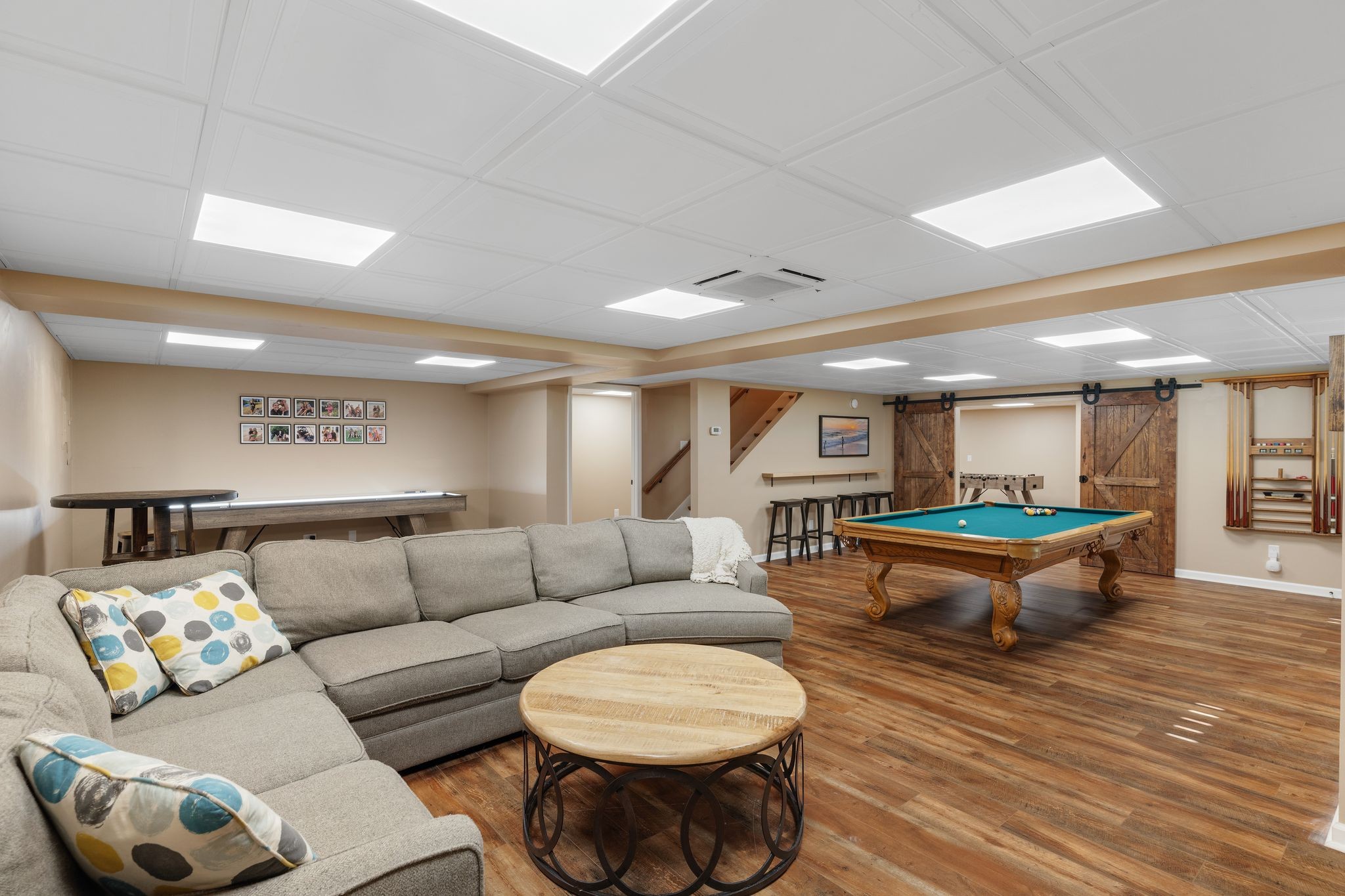 1055 Franklin Road Gallatin, TN 37066 - Photo 50 of 60 a living room with furniture a table and a potted plant