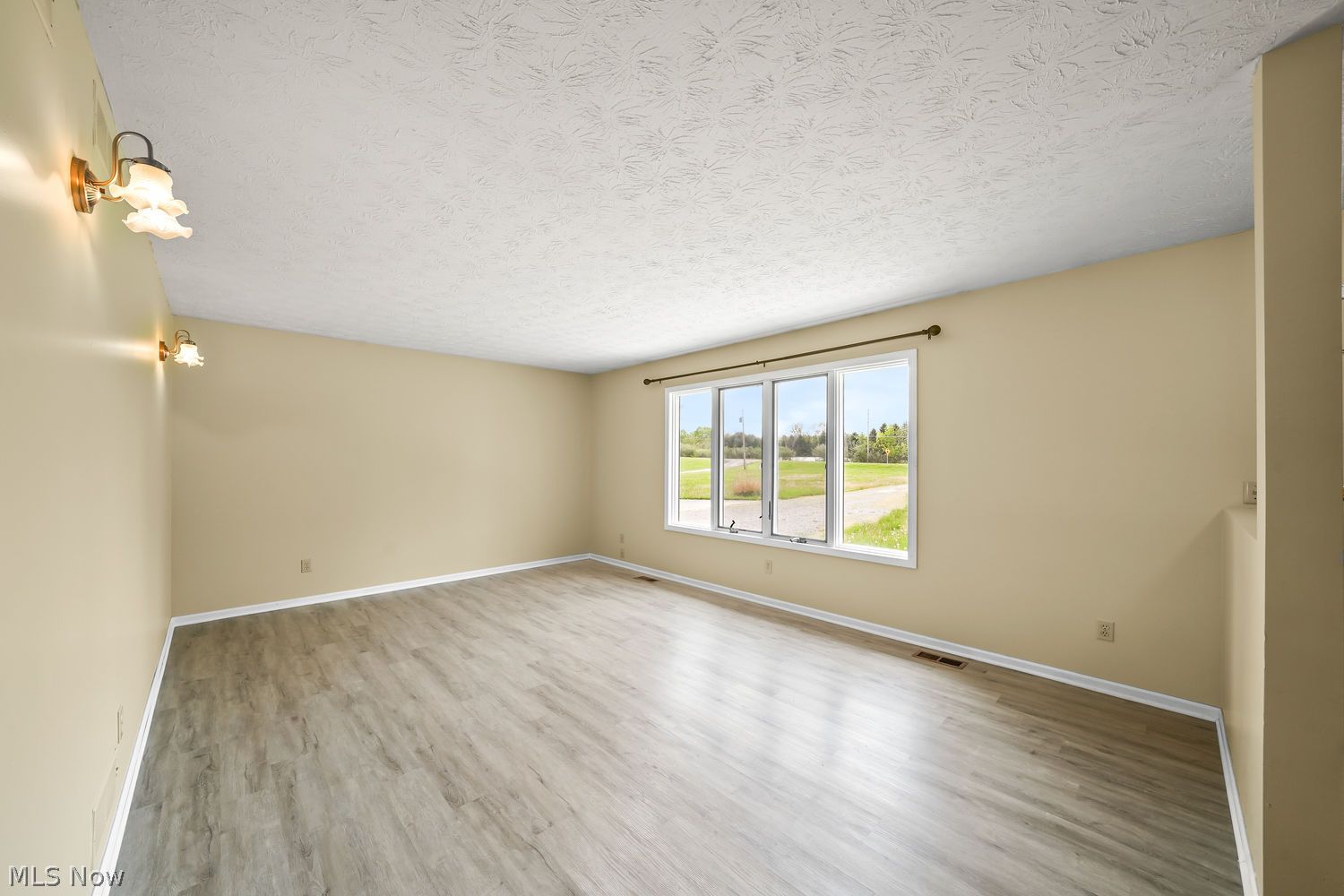 10703 Jones Road Diamond, OH 44412 - Photo 3 of 50