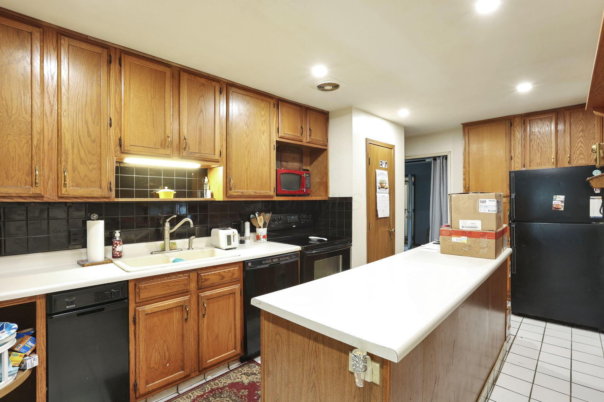 4969 Lockbourne Road Columbus, OH 43207 - Photo 9 of 32 Kitchen