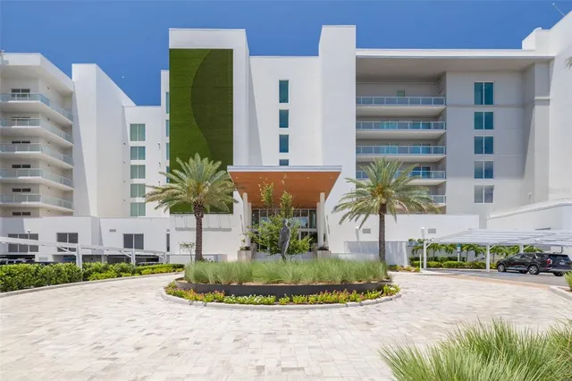 $6,900 | 1020 Sunset Point Road, Unit 213, Clearwater, FL 33755