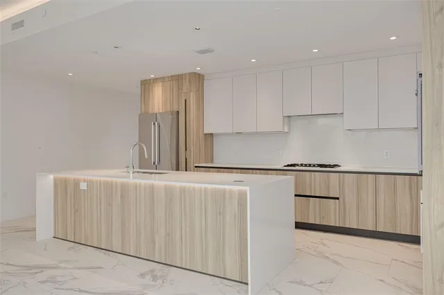 $6,900 | 1020 Sunset Point Road, Unit 213, Clearwater, FL 33755