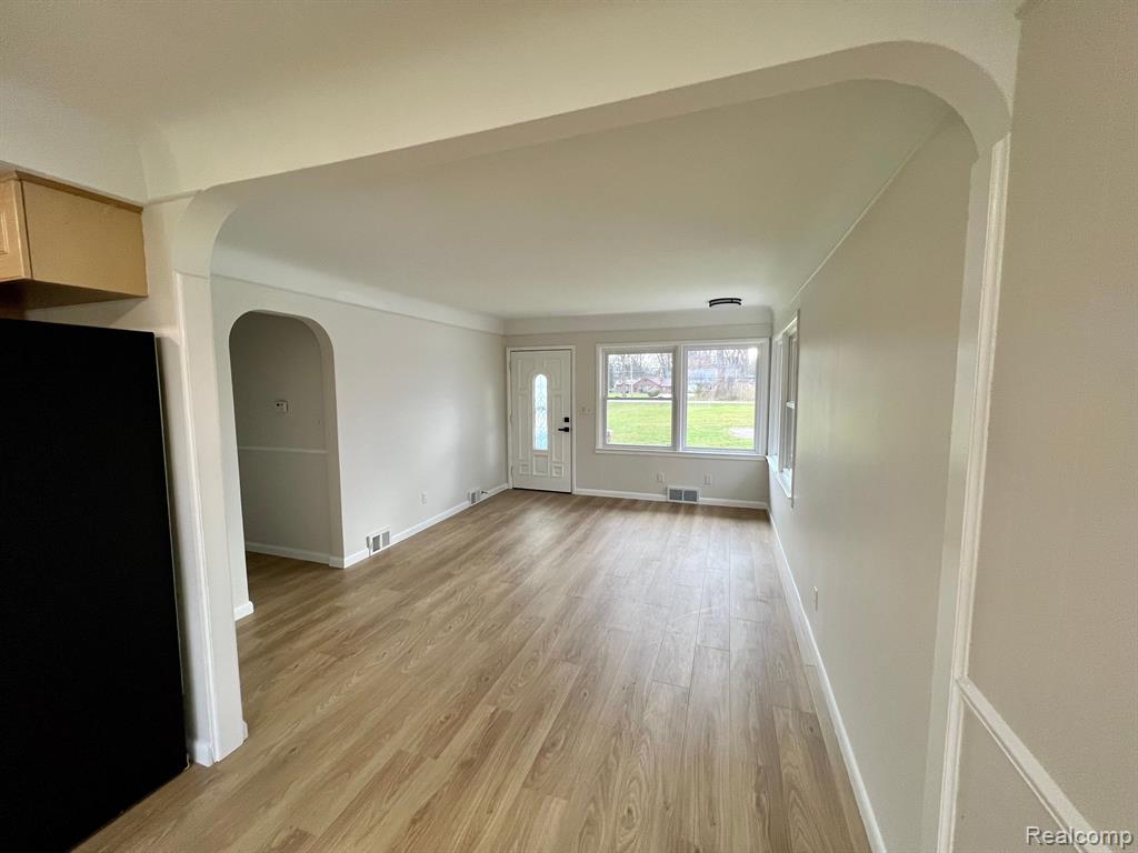 25561 South River Road Harrison Township, MI 48045 - Photo 9 of 31