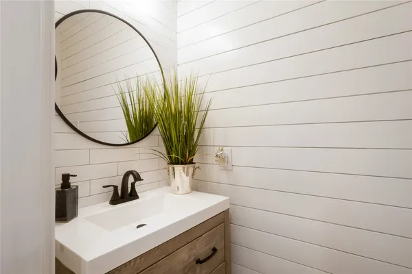 $629,999 | 6211 Kingscrest Lane, Spring, TX 77389