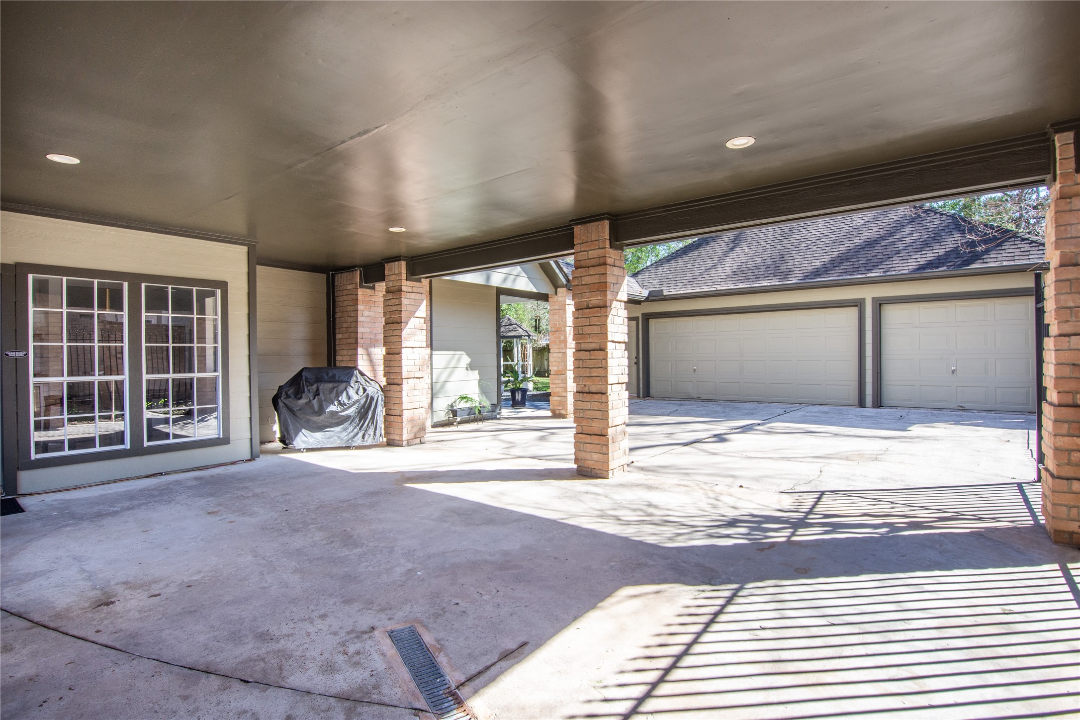 6211 Kingscrest Lane Spring, TX 77389 - Photo 38 of 38 a view of a livingroom with a patio and a yard