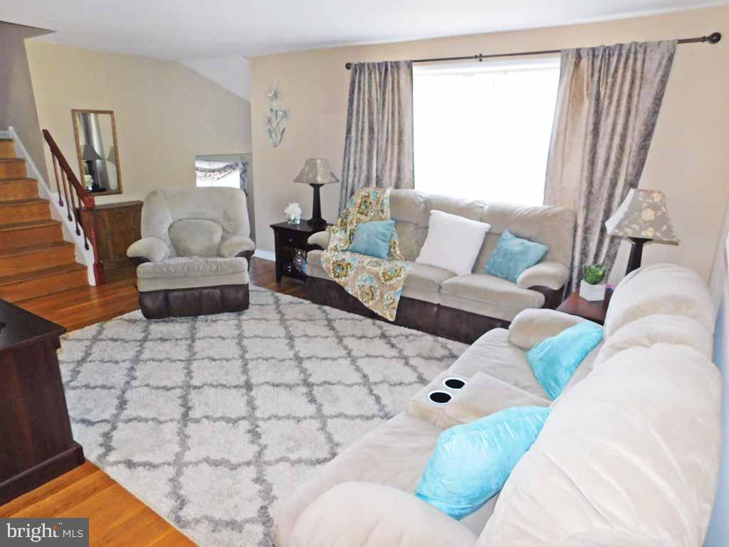 9989 Hardy Road Philadelphia, PA 19115 - Photo 14 of 21 Family Room