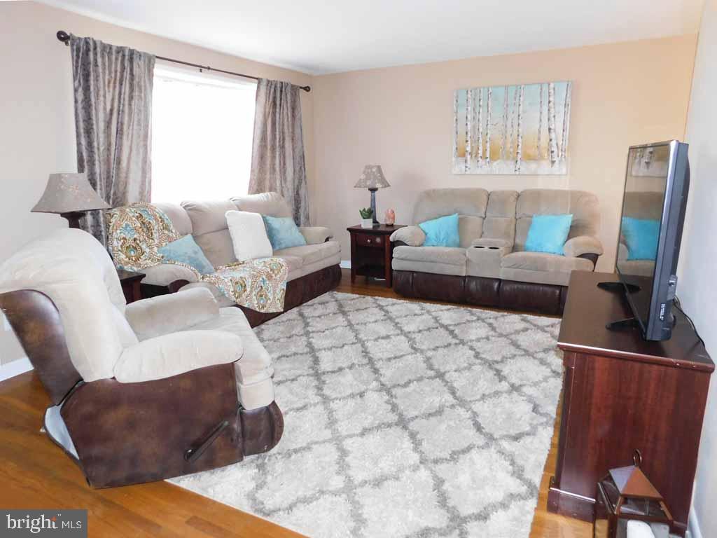 9989 Hardy Road Philadelphia, PA 19115 - Photo 15 of 21 Family Room