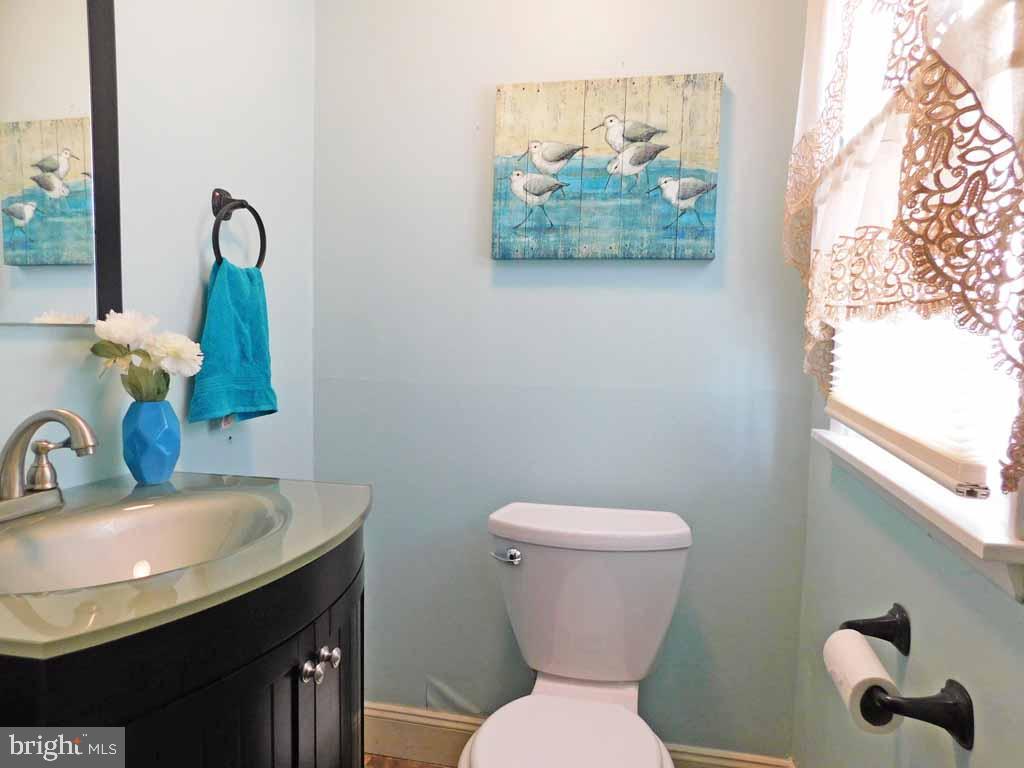 9989 Hardy Road Philadelphia, PA 19115 - Photo 16 of 21 Powder Room