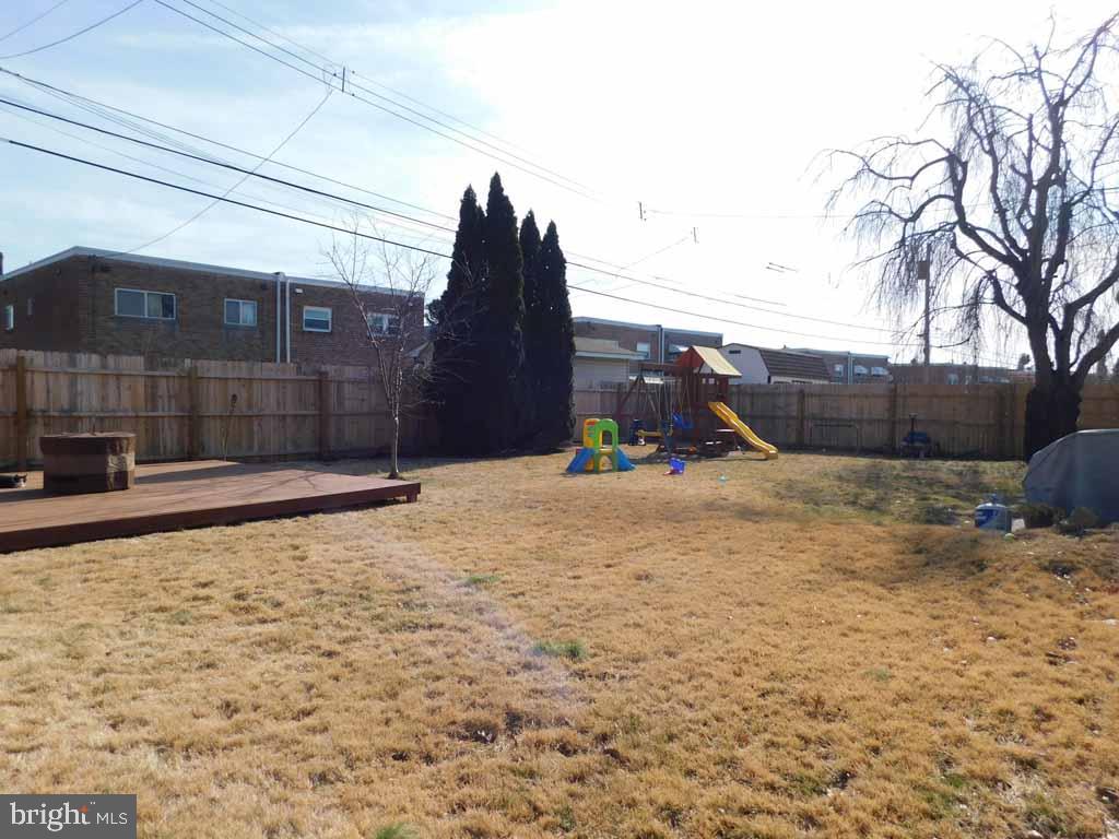 9989 Hardy Road Philadelphia, PA 19115 - Photo 20 of 21 Backyard