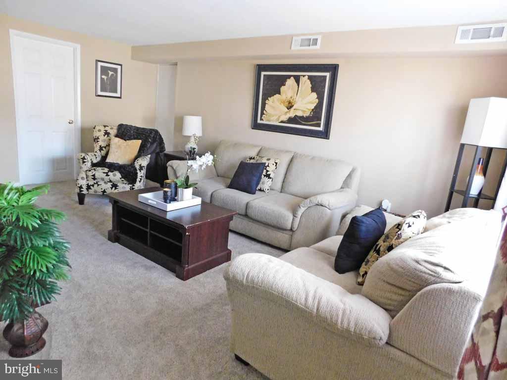 9989 Hardy Road Philadelphia, PA 19115 - Photo 3 of 21 Living Room