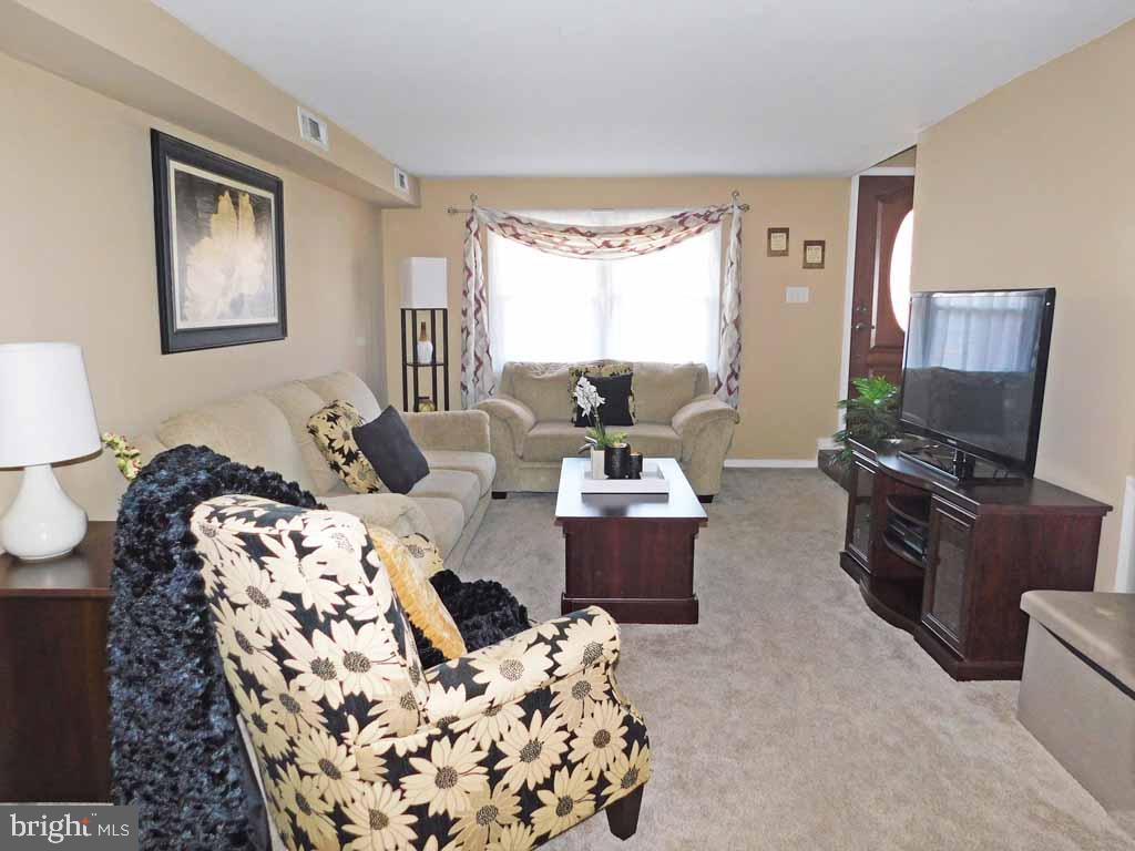 9989 Hardy Road Philadelphia, PA 19115 - Photo 4 of 21 Living Room
