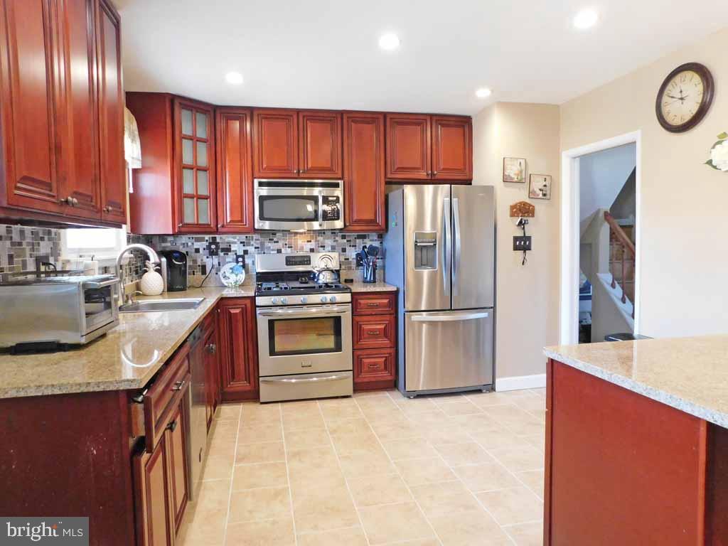 9989 Hardy Road Philadelphia, PA 19115 - Photo 6 of 21 Kitchen