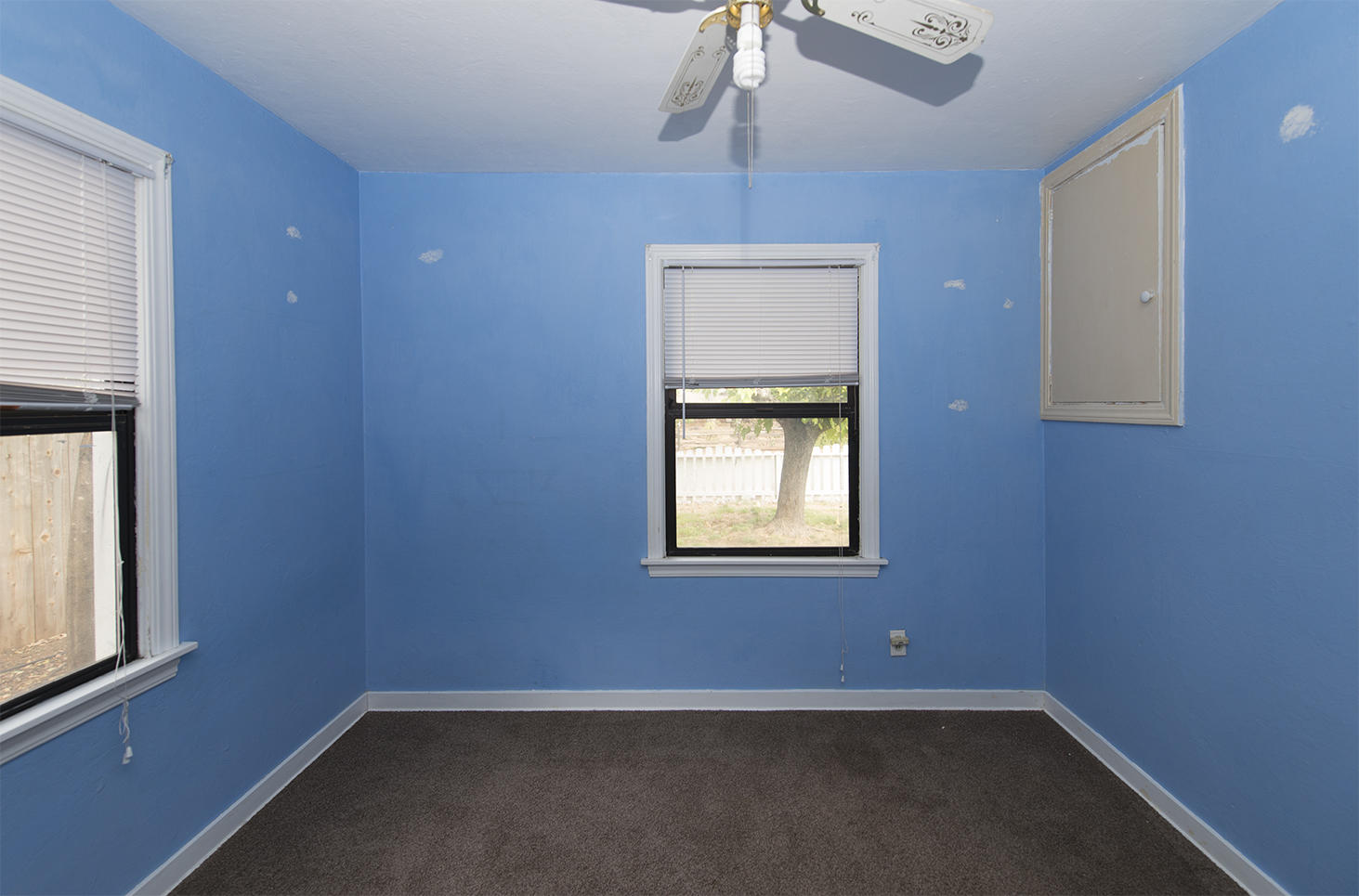 3062 Lawrence Road Redding, CA 96002 - Photo 10 of 16 an empty room with a window