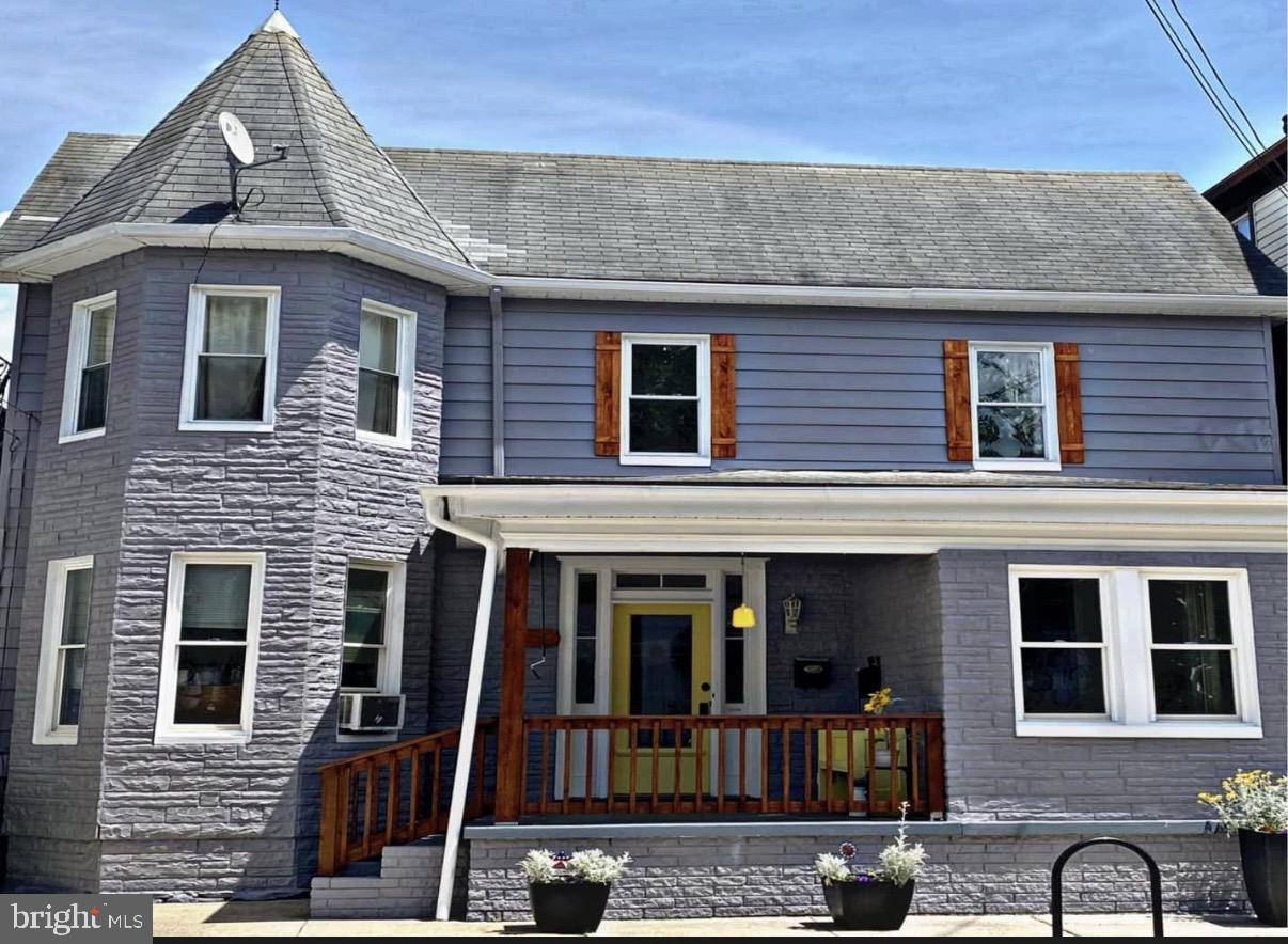8 South Maple Avenue Brunswick, MD 21716 - Photo 1 of 13 a front view of residential houses